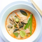 Tom Kha (Tom Kha Gai): Thailändische Kokossuppe mit Zitronengras – einfach zu Hause kochen Tom Kha (Tom Kha Gai): Thailändische Kokossuppe mit Zitronengras – einfach zu Hause kochen