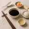 Etikette und Tischsitten in der asiatischen Küche: Warum geteilt wird, wie Essstäbchen funktionieren und was sich je nach Land unterscheidet