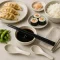 Wie man Essstäbchen richtig benutzt und Essen teilt: praktische Etikette am asiatischen Tisch