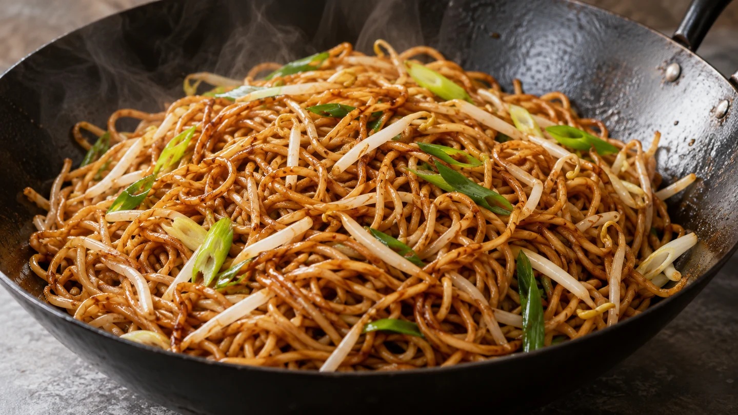 Chow mein se sójovou omáčkou, klíčky a jarní cibulkou